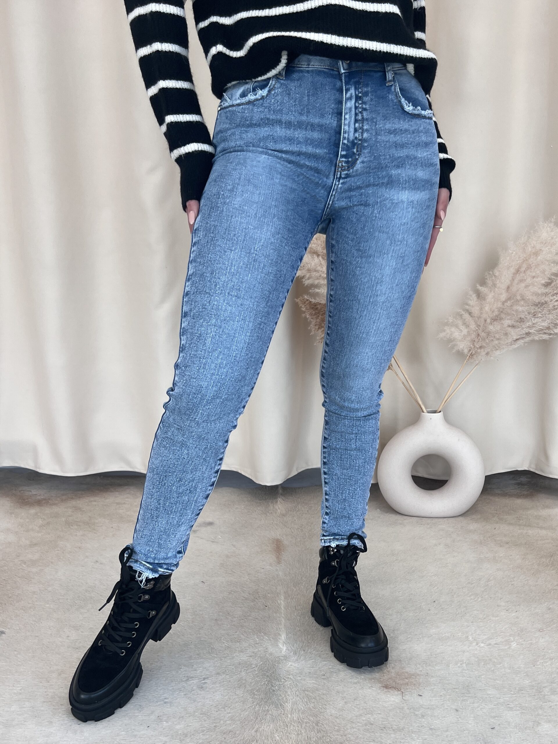 Queen Skinny Mid Rise Jeans